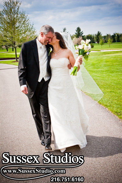 Jennifer & Phil walking arm & arm at the Hudson Country Club